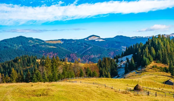 Schöne Bunte Wälder Über Den Karpaten Und Ein Kleines Dorf — Stockfoto