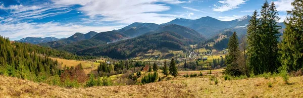 Belles Forêts Colorées Couvrant Les Montagnes Des Carpates Petit Village — Photo