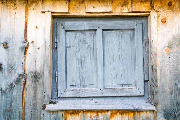 Zeer Kleine Gesloten Raam Een Prachtige Houten Muur Van Een — Stockfoto