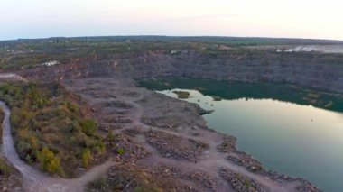 Sel basmış eski taş ocağı, doğal granit madenciliği alanı.