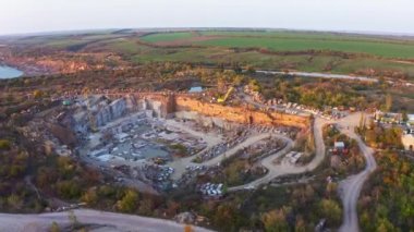 Ukrayna 'da küçük bir göl kenarında madencilik.