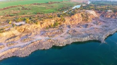 Büyük taşlarla çevrili taştan eski taşocağı.