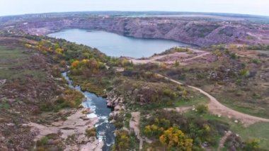 Sel basmış eski taş ocağı, doğal granit madenciliği alanı.