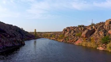 Resimli Ukrayna 'da büyük taşların arasında akan bir dere.