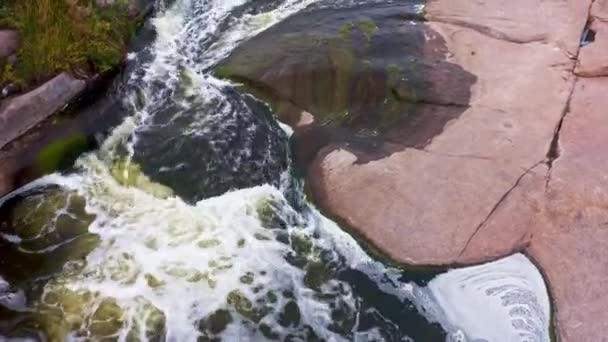 Kleiner schneller Wasserfall Kamenka im Abendlicht in der Ukraine — Stockvideo