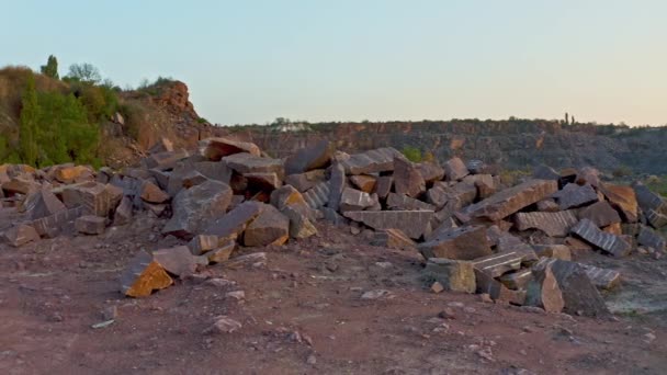 Auf dem Gelände der Mine türmen sich große Felsbrocken. — Stockvideo