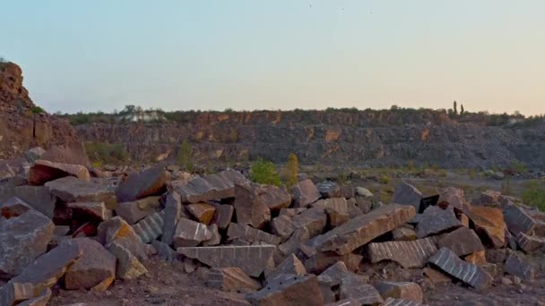 Un gran número de rocas se encuentran en enormes montones en terreno seco — Vídeos de Stock