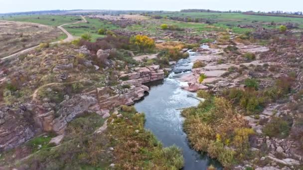 Petit ruisseau rapide Kamenka dans la lumière du soir en Ukraine — Video