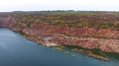 Büyük taşlarla çevrili taştan eski taşocağı.