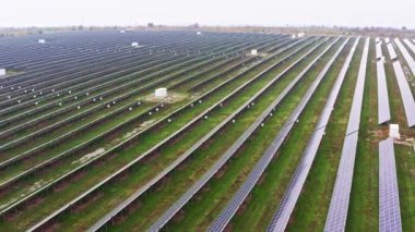 Ukrayna 'da güneşli yenilenebilir bir güneş enerjisi santralinin üzerinden uç