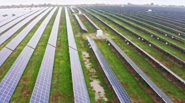 Ukrayna 'da güneşli yenilenebilir bir güneş enerjisi santralinin üzerinden uç