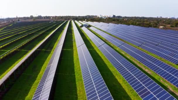 Überflug eines erneuerbaren Solarkraftwerks mit Sonne in der Ukraine — Stockvideo