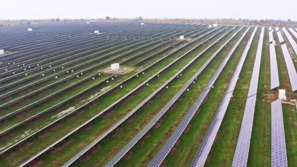 Vola sopra una centrale solare rinnovabile con sole in Ucraina — Video Stock