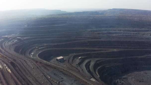 Vista aerea della fabbrica mineraria meridionale, cava di miniera in Ucraina — Video Stock