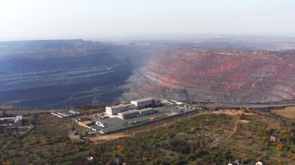 Vista aérea do edifício de gestão perto de uma enorme pedreira na fábrica de mineração do sul na Ucrânia — Vídeo de Stock