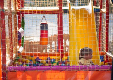 Renkli paspaslı oyun alanı