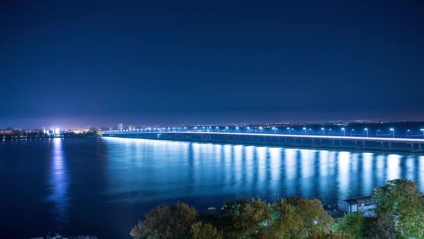 Uzun köprü soğuk parlak ışıkla yıkanır. — Stok video