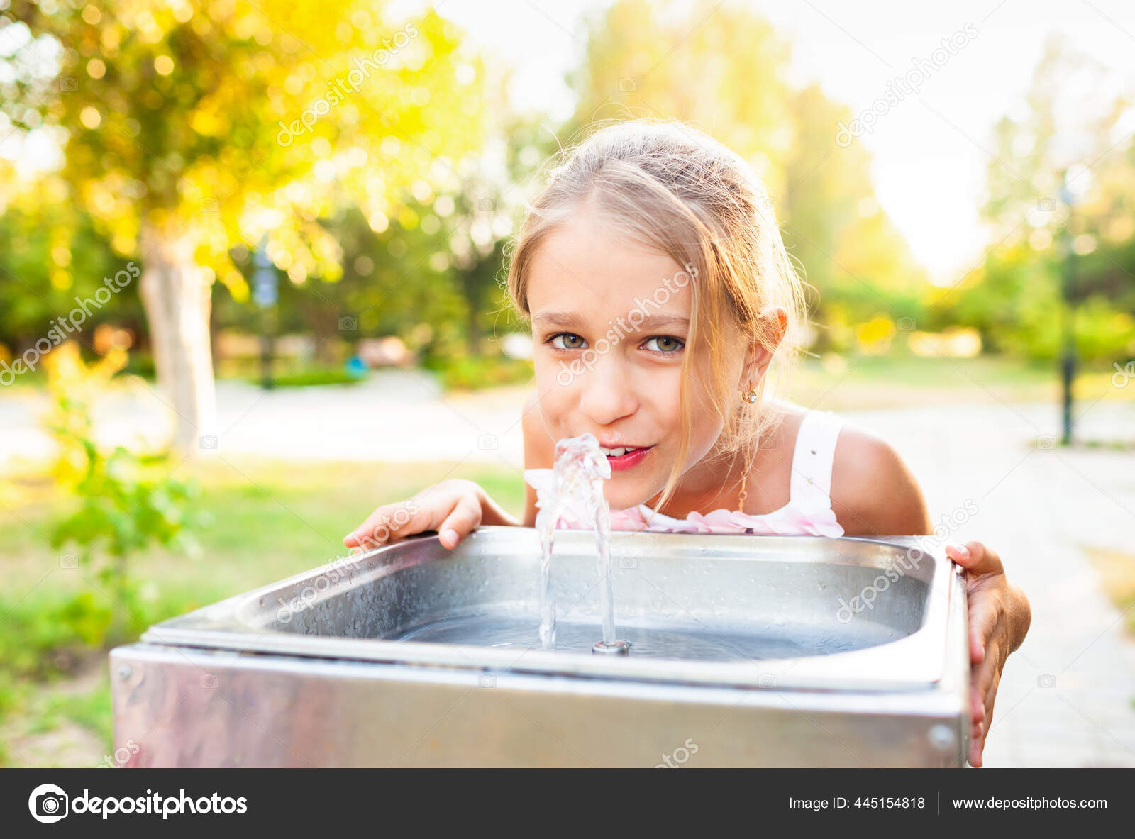 陽気な素敵な女の子は夏の暖かい晴れた公園の小さな噴水から新鮮な水を飲む ストック写真 C Yourapechkin Gmail Com