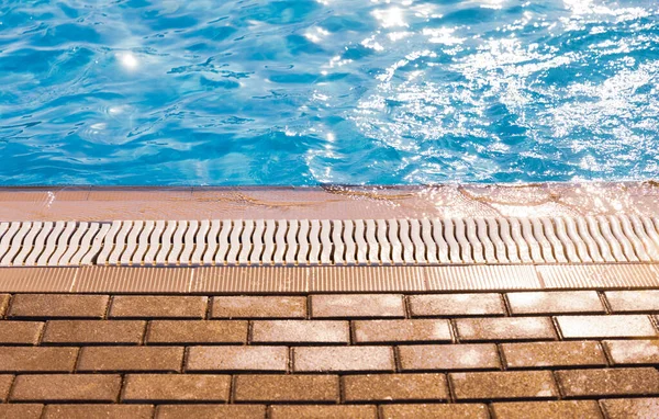 Pool-Seite mit klarem Wasser in der Sonne auf Basis für Entspannung — Stockfoto