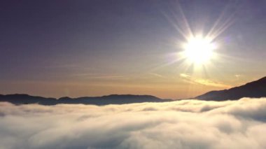 Gri sis dağ korkuluklarını kapladı