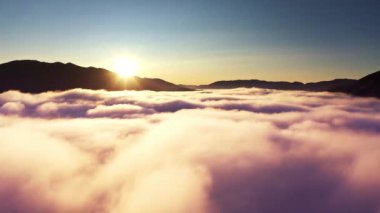 Gri sis dağ korkuluklarını kapladı