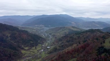 Gün batımından sonraki sonbahar dağları.