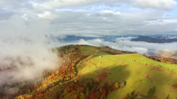 Vlucht door de blauwe lucht met wolken boven de berg — Stockvideo