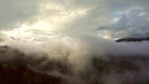 Vol à travers le ciel bleu avec des nuages sur la montagne — Video