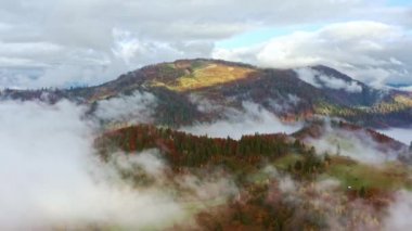 Mavi gökyüzünde uçmak Dağların üzerinde bulutlarla