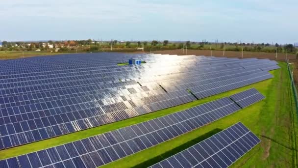 Велика сонячна електростанція на мальовничому зеленому полі в Україні. — стокове відео