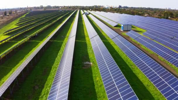 Grande usina de energia solar em um pitoresco campo verde na Ucrânia — Vídeo de Stock