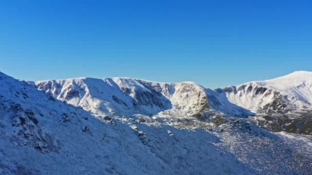 Υπέροχα τοπία των Καρπαθίων βουνών καλύπτονται με το πρώτο χιόνι στην Ουκρανία κοντά στο χωριό Dzembronya — Αρχείο Βίντεο