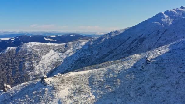 Underbara landskap av Karpaterna bergen täckt med den första snön i Ukraina nära byn Dzembronya — Stockvideo