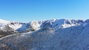 Dzembronya köyü yakınlarındaki Ukrayna 'da ilk karla kaplı Karpat dağlarının muhteşem manzaraları.
