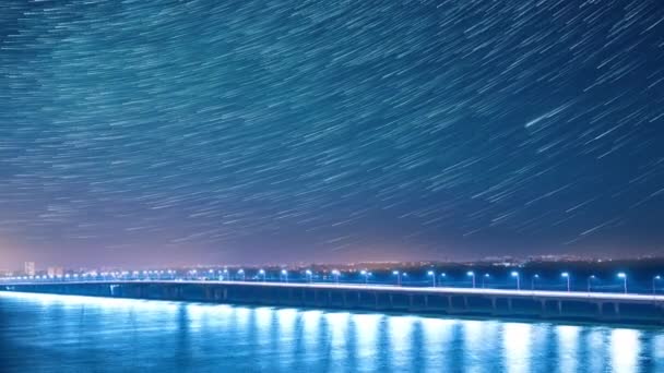 Η μεγάλη γέφυρα είναι λουσμένη στο κρύο φωτεινό φως — Αρχείο Βίντεο