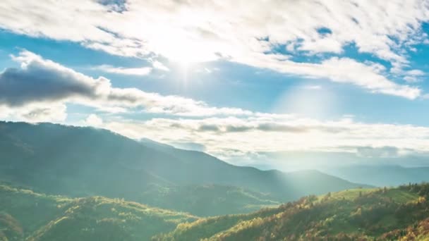 Tiden förfaller blå himmel med moln över berget — Stockvideo