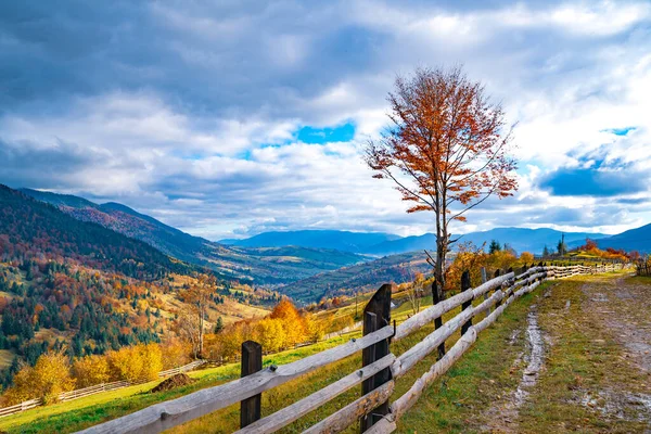 Ein Kleines Dorf Unter Fantastischen Hügeln Mit Herbstlich Bunten Wäldern — Stockfoto
