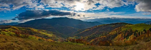 아름다운 언덕에 자리잡은 카르파티아 산맥의 독특하고 아름다운 환상적 그리고 — 스톡 사진