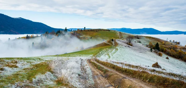 Gefrorene Straße Mit Weißem Frost Bedeckt Vor Dem Hintergrund Eines — Stockfoto