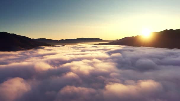 Lever Soleil Sur Des Coques Montagne Recouvertes Brouillard Gris Vidéo — Video