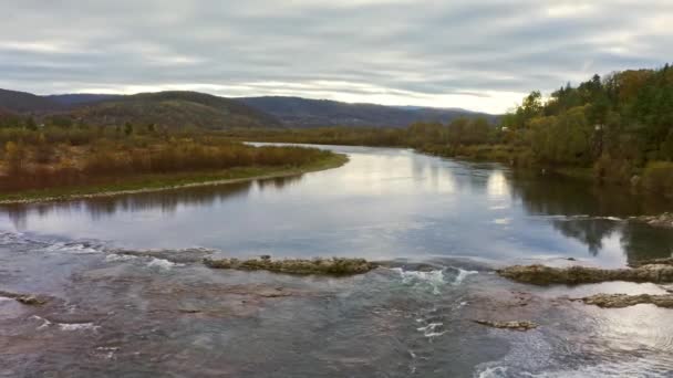 Vol Dessus Rivière Montagne Automne Feuilles Colorées Ruisseau Striy Dans — Video