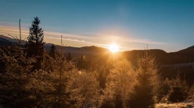 Kış tepelerinde Altın Gün Doğumu