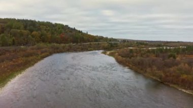 Sonbahar dağ nehrinin üzerinden uçmak