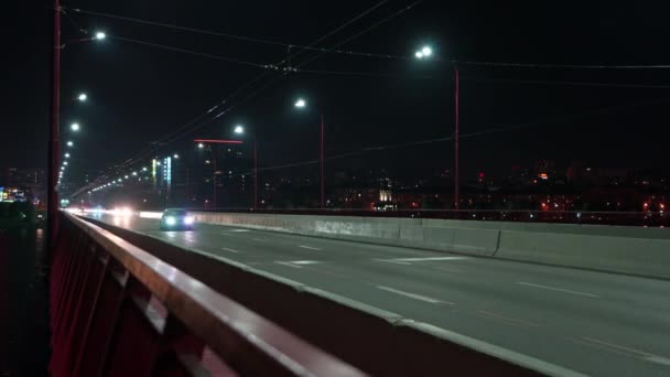 Dnepropetrovsk şehrindeki Dinyeper Nehri üzerindeki köprüde trafik vardı. — Stok video