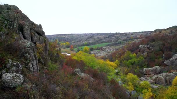 Canyon Aktovsky en Ukraine entouré d'arbres d'automne et de gros blocs de pierre — Video