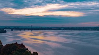 Bulutlu gökyüzü güzel, parlak bir nehri korudu.