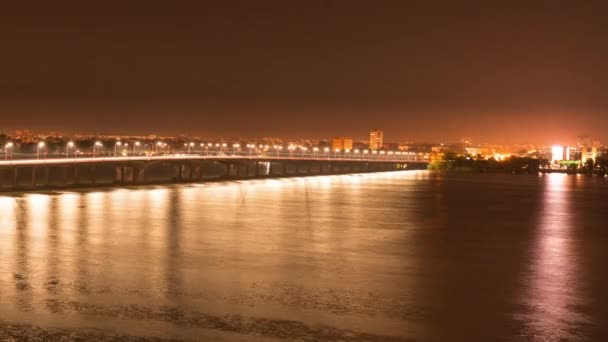 El puente largo está bañado en luz fría y brillante — Vídeos de Stock