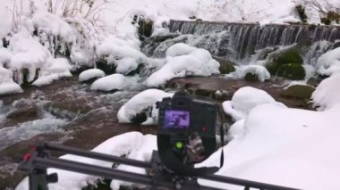 Bir sürgülü kamera Karpatlar 'daki bir dereyi yakalıyor.