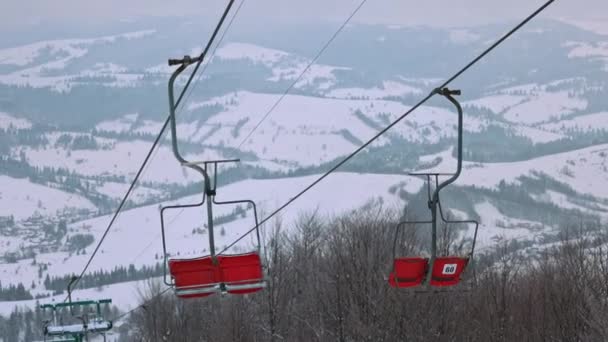 Blick auf den Skilift vor dem Hintergrund von Bergwald und grauem Himmel in den Karpaten — Stockvideo