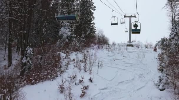 Hohe Aussicht vom Skilift über den Waldweg in den wunderschönen Karpaten — Stockvideo